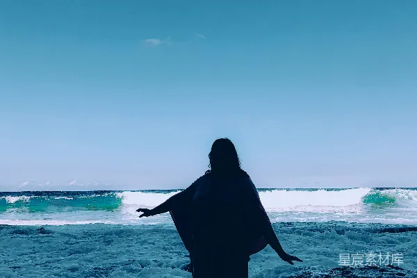 高清摄影 一个站在水里拿着冲浪板的人
