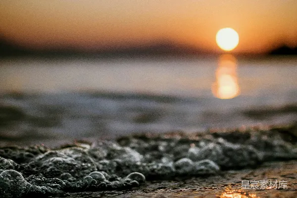 高清摄影 海浪拍打海岸的光斑摄影