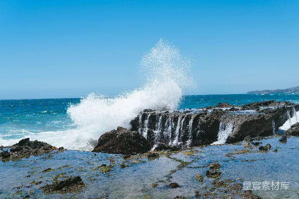 高清摄影 白天，海浪拍打着岩石海岸。