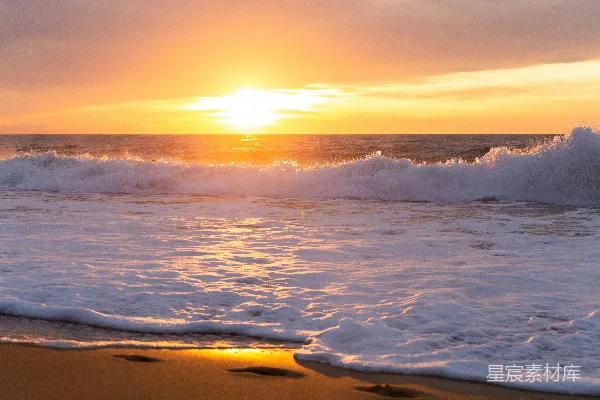 高清摄影 海浪拍打着海岸，夕阳西下。