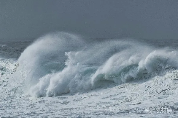 高清摄影 暴风雨中汹涌的海浪拍打岸礁