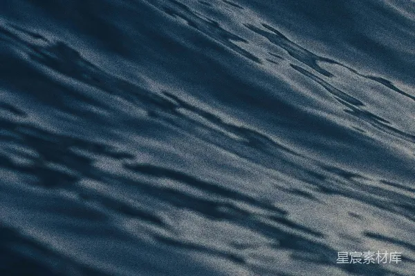 高清摄影 一个人在海浪上骑着冲浪板。