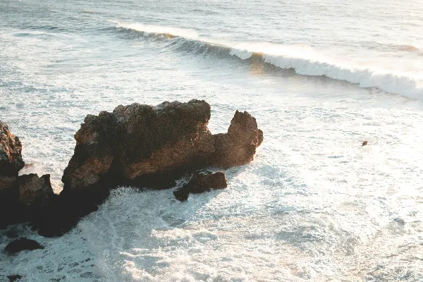 高清摄影 山边的海浪