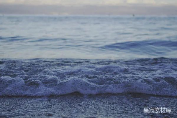 高清摄影 一个海滩，海浪在水中进进出出
