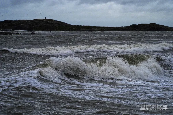 高清摄影 狂涛巨浪在暴风雨的天空下拍打在岛屿附近。