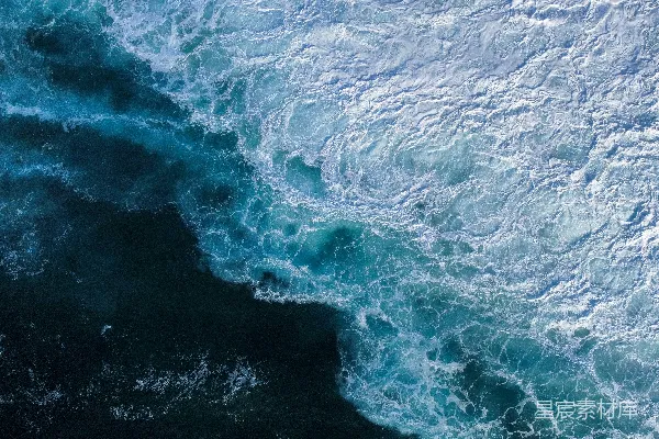 高清摄影 深海中的海浪拍打并翻滚。