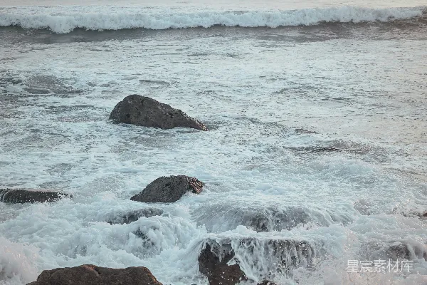 高清摄影 几块在水中的石头