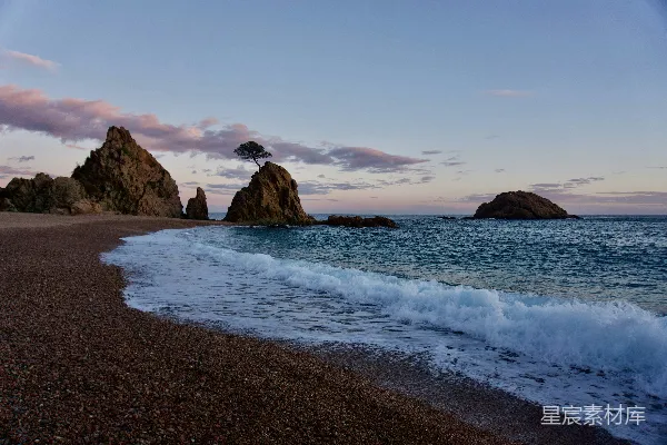 高清摄影 一个海滩，海浪正冲向岸边。