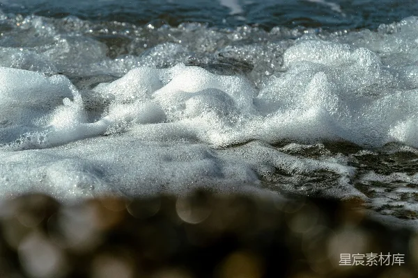 高清摄影 海浪拍打着鹅卵石海滩。