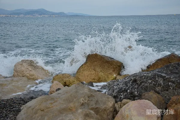 高清摄影 一片由岩石环绕的大型水域