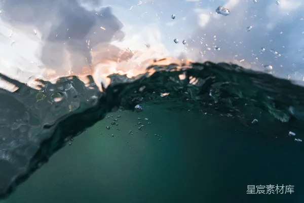 高清摄影 水花落在水面上