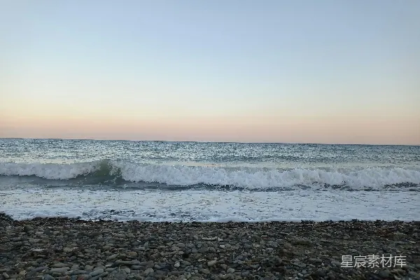 高清摄影 白天海浪拍打着海岸