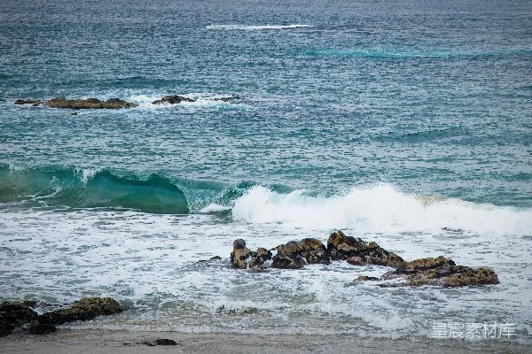 高清摄影 波涛拍打着岩石海岸，在阴云密布的天空下