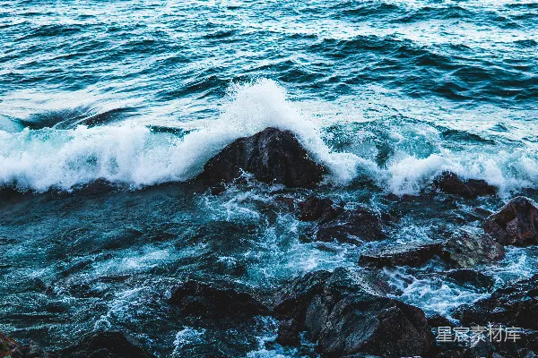 高清摄影 蓝色的海水在棕色的混凝土岩石上。