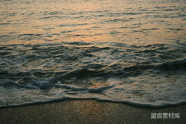 高清摄影 夕阳正在海滩上的水面上落下。