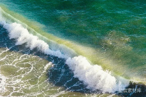 高清摄影 碧绿的海水，白色的浪花拍打着海岸。