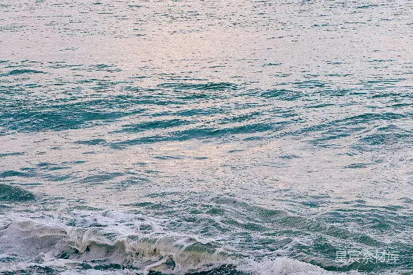 高清摄影 一个拿着冲浪板在海滩上行走的人