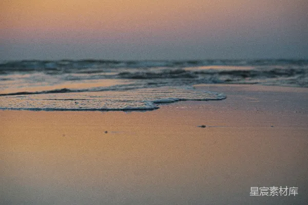 高清摄影 白天海浪拍打海岸的情景
