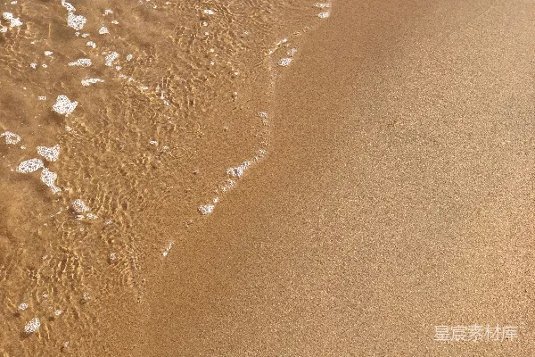 高清摄影 海滩上空的俯瞰图，海浪正在涌进来。