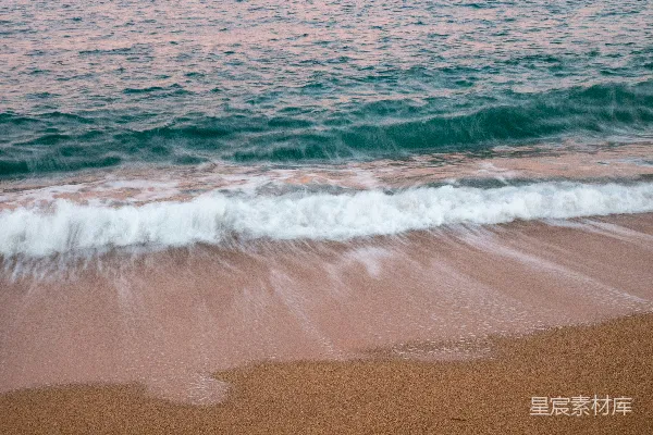 高清摄影 黄昏时分，温柔的海浪轻拍着沙滩。