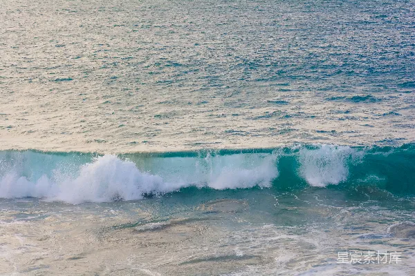 高清摄影 白天海水拍打海岸的景象
