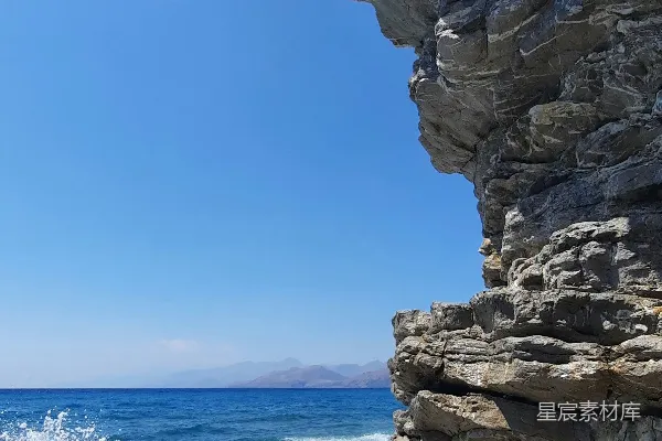 高清摄影 从岩石突出部眺望海洋的景色