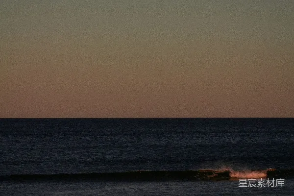 高清摄影 夕阳西下，从海滩上望向大海的景色