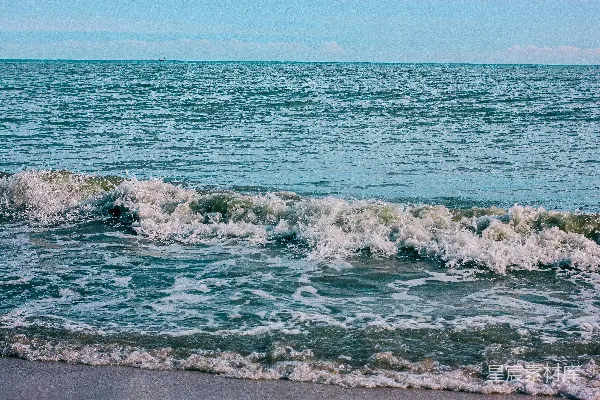 高清摄影 白天海浪拍打着海岸。