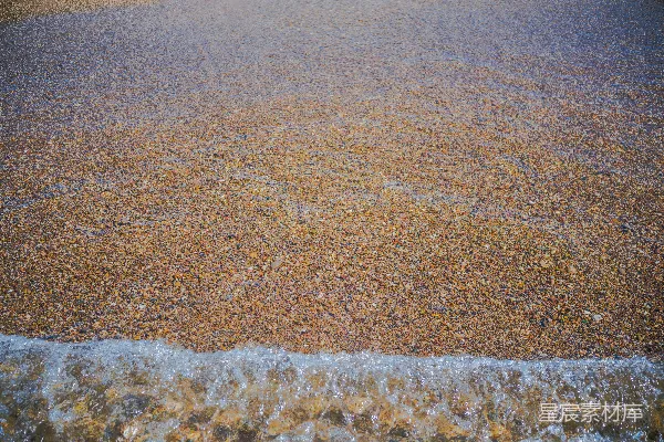 高清摄影 清澈的海水轻轻地拍打着沙滩。