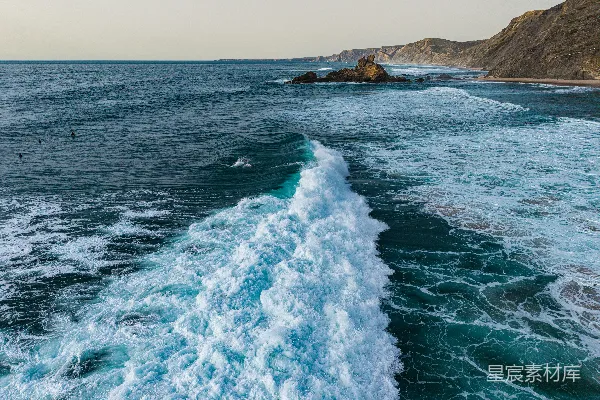 高清摄影 海洋波浪拍打着岩石海岸线。