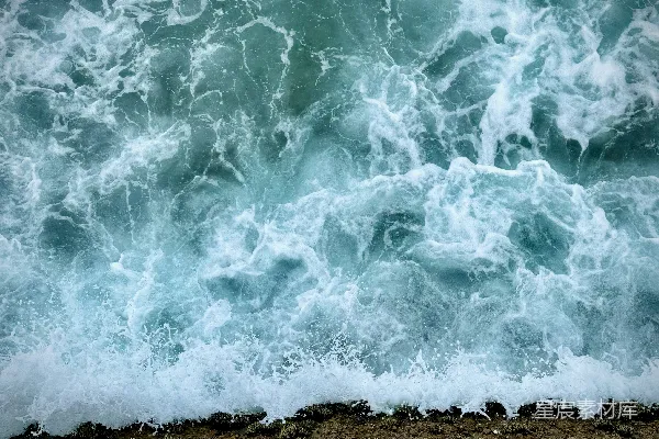 高清摄影 海浪拍打着海滩。