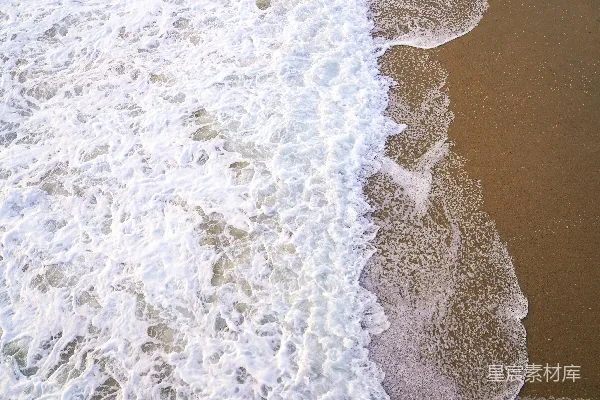 高清摄影 白天，海浪拍打在岸边的空中俯瞰图