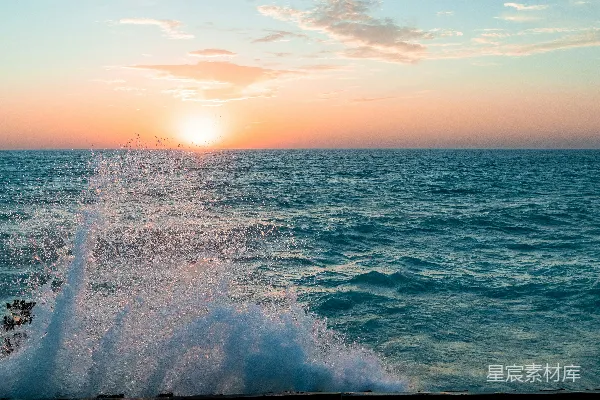 高清摄影 夕阳沉入大海翻滚的波涛之中。