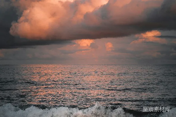 高清摄影 海浪在夕阳下拍打着海岸。