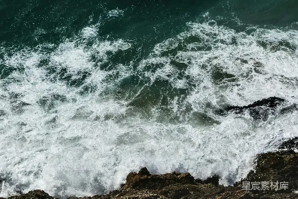 高清摄影 海浪拍打岩石