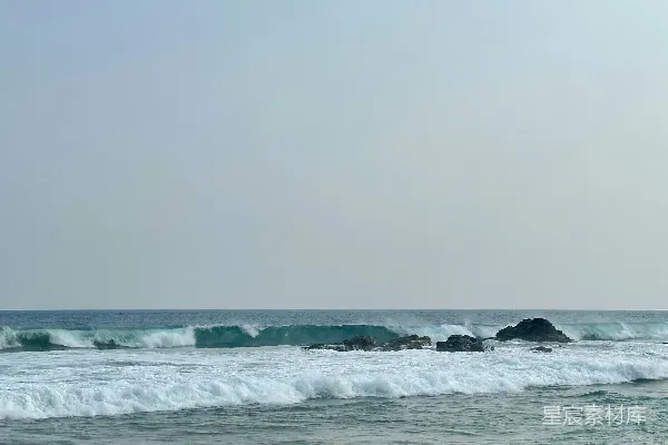 高清摄影 一个拿着冲浪板在海滩上行走的人