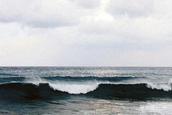 高清摄影 一个人在海浪上冲浪板上滑行。