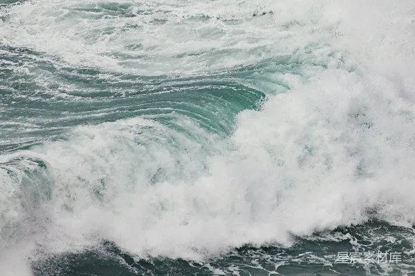 高清摄影 白天，海浪拍打着海岸。