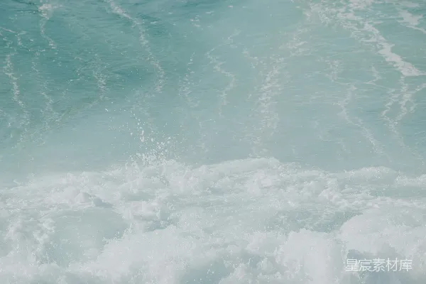高清摄影 海浪拍打，形成美丽的海浪泡沫。