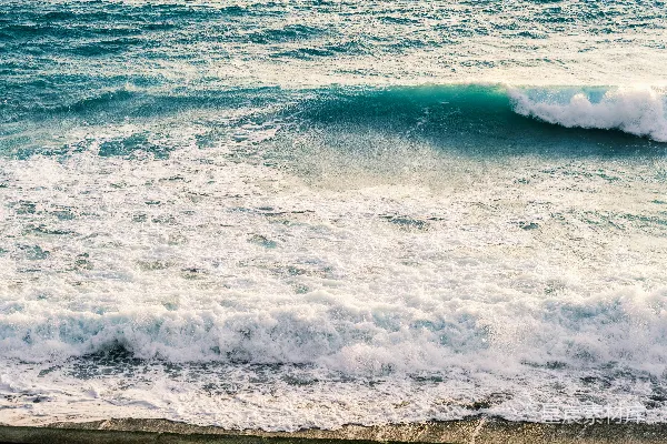高清摄影 绿松石色的海浪拍打着沙滩。