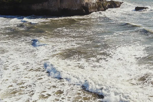 高清摄影 白天，海浪拍打着海岸的声音