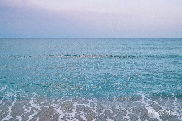 高清摄影 白天海岸边的海浪拍打岸边