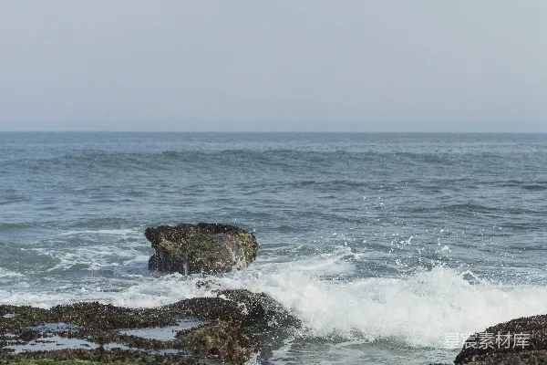 高清摄影 白天，海浪拍打着岩石。