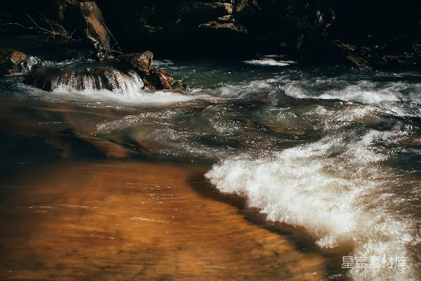 高清摄影 一条水流中夹杂着岩石的背景