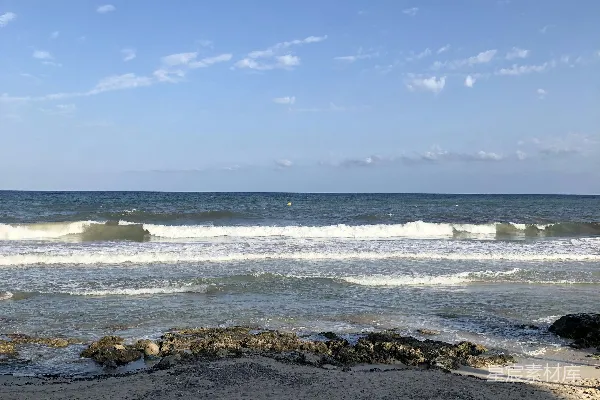高清摄影 白天蓝天下棕色的岩石海岸