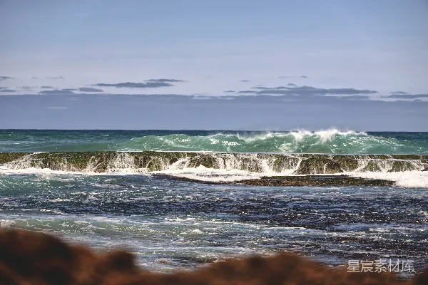 高清摄影 海浪拍打着混凝土挡墙