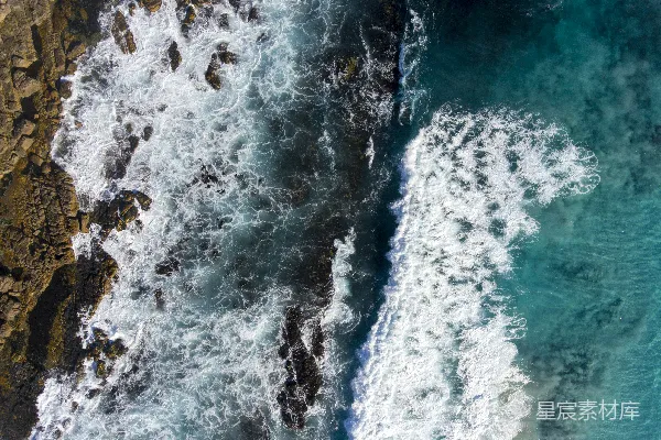 高清摄影 鸟瞰激流中的水浪拍打岩石的景象