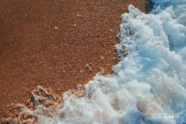 高清摄影 海浪拍打着沙质海滩。