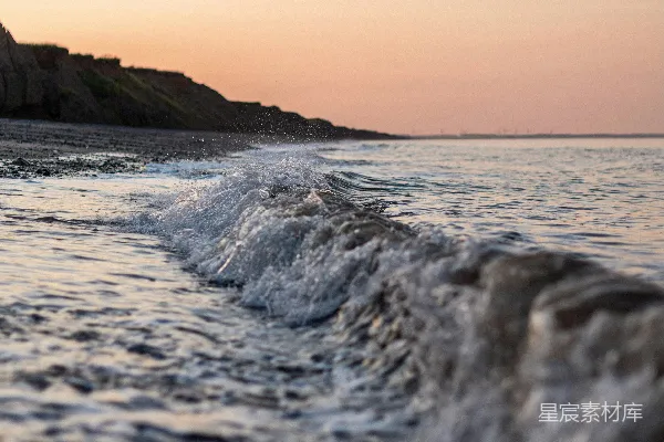 高清摄影 海浪在夕阳下拍打着海岸。