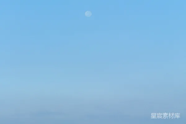 高清摄影 在海洋中的海浪上骑冲浪板的人